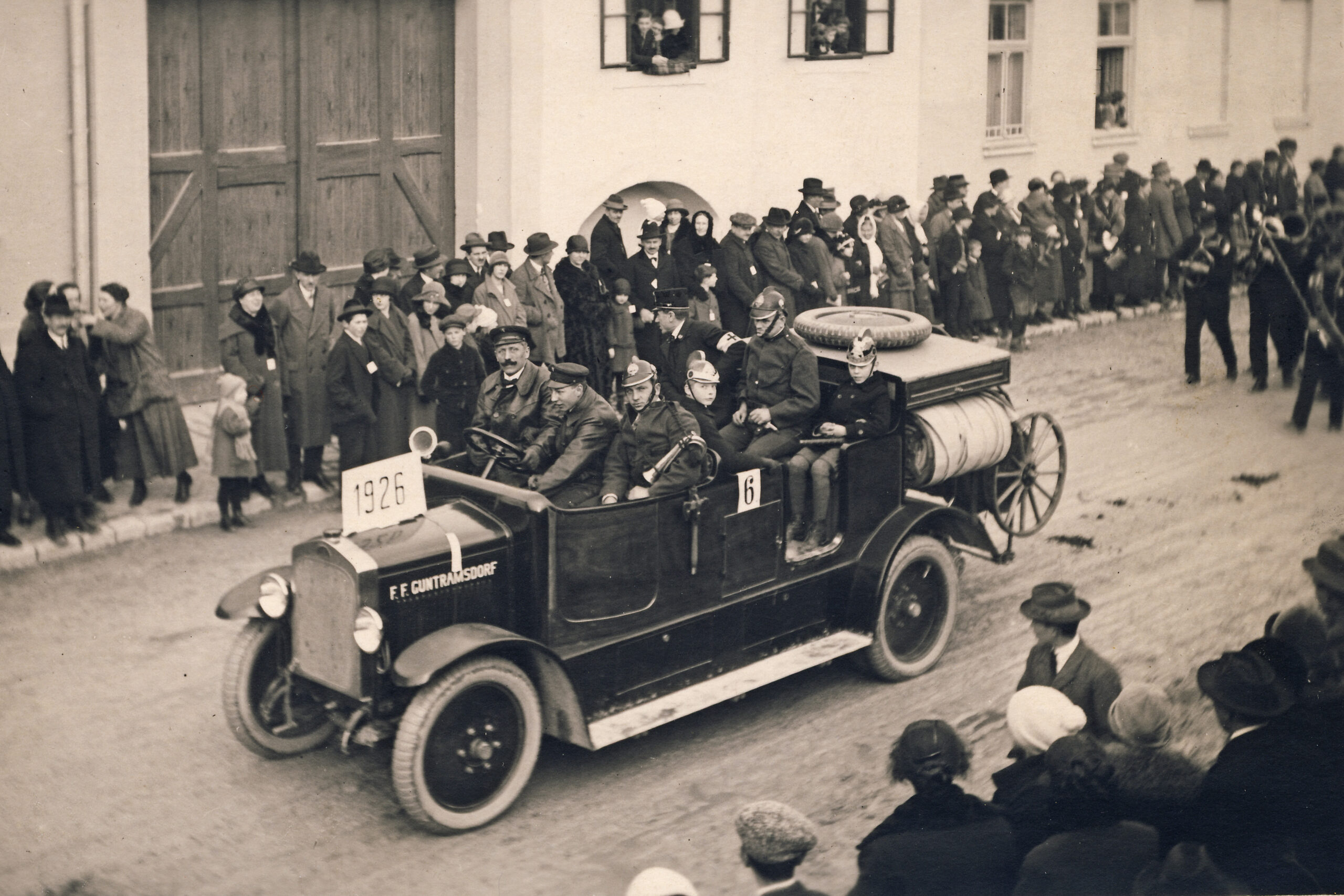 Die erste „Autospritze“ – ein Fiat – beim Faschingsumzug 1926